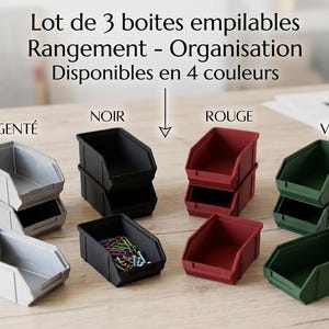 Peut inclure: Un lot de 3 boîtes empilables de rangement en argenté, noir, rouge et vert. Le texte indique : Lot de 3 boites empilables, Rangement - Organisation, Disponibles en 4 couleurs, ARGENTÉ, NOIR, ROUGE, VERT, ORGANISONS. Une boîte noire contient des trombones.