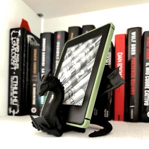 Soporte para Kindle y tablet con forma de dragón. Regalo ideal para amantes de la fantasía. Compatible con Kobo. Soporte de exhibición para Kindle y lectores electrónicos.