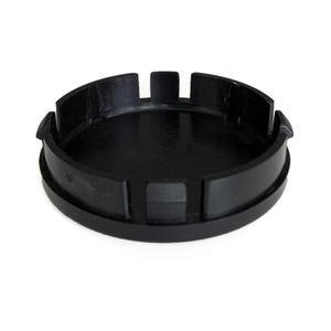 Peut inclure: Un capuchon circulaire en plastique noir doté d'une surface supérieure plate et d'un rebord vertical avec des découpes rectangulaires régulièrement espacées sur le bord. L'intérieur du capuchon présente une structure creuse avec des languettes.