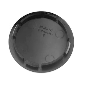 Peut inclure: Un cache-moyeu de roue circulaire en plastique noir doté d'un rebord intérieur surélevé avec plusieurs clips de fixation. La surface intérieure plate affiche le texte moulé 5G0601171, Emblem>AL<, le chiffre 2 et quatre empreintes circulaires.