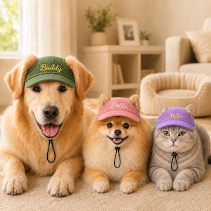 Può includere: Tre visiere in velluto a coste per animali domestici con sottogola regolabili. La visiera verde è ricamata con il nome Buddy, quella rosa con Bella e quella viola con Milo. Ogni visiera presenta un tessuto a coste testurizzato.