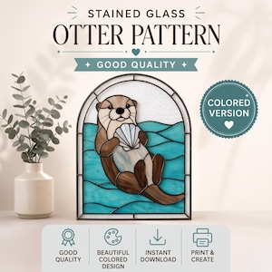 Pode incluir: Um padrão de lontra em vitral mostrando uma lontra segurando uma concha branca em água turquesa. O texto diz STAINED GLASS OTTER PATTERN, GOOD QUALITY, COLORED VERSION, GOOD QUALITY, BEAUTIFUL COLORED DESIGN, INSTANT DOWNLOAD, PRINT & CREATE.