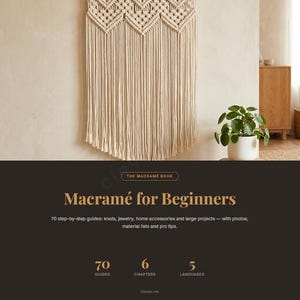 Könnte beinhalten: Ein Makramee-Wandbehang mit cremefarbener Kordel an einem Holzstab, kombiniert mit einem Buch mit dem Titel Macramé for Beginners. Das Buchcover enthält den Text 70 step-by-step guides: knots, jewelry, home accessories and large projects.