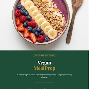 May include: A bowl of purple smoothie topped with sliced bananas, blueberries, raspberries, granola, and coconut flakes, next to a wooden spoon. Below, a dark green graphic displays the text: Vegan MealPrep, 70 recetas veganas, 70 RECETAS, 6 CAPÍTULOS, 5 IDIOMAS.