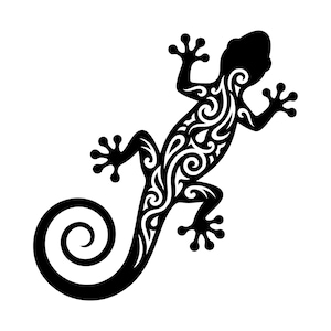 Könnte beinhalten: Eine schwarze Silhouette einer Eidechse mit komplizierten weißen Wirbelmustern auf dem gesamten Körper. Die Eidechse ist in einer Kletterposition dargestellt, wobei ihr langer Schwanz zu einer Spirale eingerollt ist und detaillierte Ausschnitte zeigt.