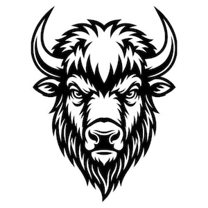 Può includere: Un'illustrazione grafica in bianco e nero di una testa di bisonte rivolta in avanti. Il design presenta linee audaci e nette che raffigurano la folta pelliccia, le corna appuntite e un'espressione intensa con ombreggiature dettagliate.