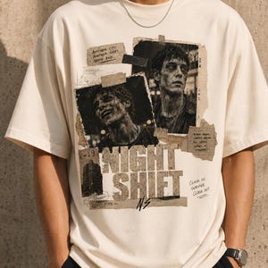 Peut inclure: Un t-shirt à manches courtes couleur crème avec une impression graphique composée de deux portraits en noir et blanc, des éléments en papier déchiré et le texte "NIGHT SHIFT," "ANOTHER CITY. ANOTHER SHIFT. SAME END," "CLOCK IN. SURVIVE. CLOCK OUT."