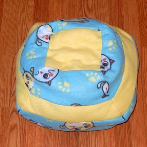 Small Machine Washable Pet Bed - Round Kitties