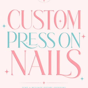 Peut inclure: Une affiche graphique rose pâle avec le texte CUSTOM PRESS ON NAILS en typographie serif rose et bleu sarcelle. Le design est agrémenté de petites étoiles à quatre branches et inclut le texte SEND A MESSAGE BEFORE ORDERING en bas.