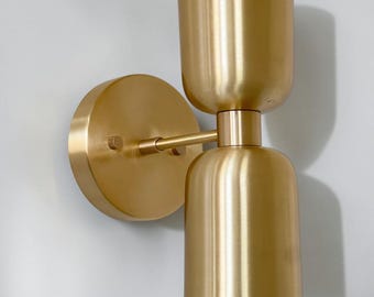 Arandela dupla Nova em latão – Luminária de parede moderna de meados do século XX, iluminação escultural em latão.