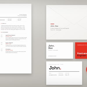 Puede incluir: Un conjunto de papelería profesional que incluye un currículum, un sobre y tarjetas de visita con un esquema de color blanco y rojo. El texto incluye el nombre John Doe, cargos como Product Designer y Front-end Engineer, y datos de contacto.