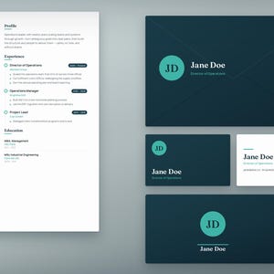 Op de afbeelding: Een professionele briefpapier set met een cv, envelop en visitekaartjes in donkergroen en wit. De items tonen de naam Jane Doe, de titel Director of Operations en een rond logo met de initialen JD in een groenblauwe kleur.