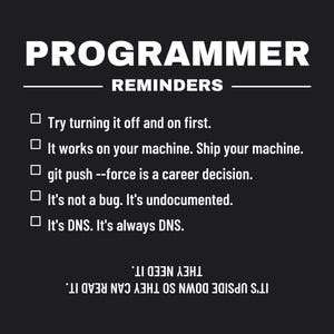 Op de afbeelding: Een zwarte grafische print met de witte tekst PROGRAMMER REMINDERS gevolgd door een checklist van vijf humoristische technische uitspraken en twee extra regels tekst die ondersteboven onderaan het ontwerp staan.