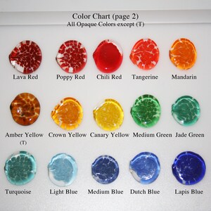 Puede incluir: Carta de colores que muestra 12 colores de vidrio opaco, incluyendo rojo, amarillo, verde y azul. La carta est&aacute; etiquetada con los nombres de los colores, como Rojo Lava, Rojo Amapola, Rojo Chile, Mandarina, Mandarina, Amarillo &Aacute;mbar, Amarillo Corona, Amarillo Canario, Verde Medio, Verde Jade, Turquesa, Azul Claro, Azul Medio, Azul Holand&eacute;s y Azul Lapisl&aacute;zuli.