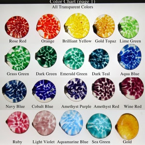 Puede incluir: Carta de colores que muestra 18 colores de vidrio transparente diferentes. Los colores est&aacute;n dispuestos en filas y etiquetados con sus nombres. Los colores incluyen rojo rosa, naranja, amarillo brillante, topacio dorado, verde lima, verde hierba, verde oscuro, verde esmeralda, azul oscuro, azul aguamarina, azul marino, azul cobalto, morado amatista, rojo amatista, rojo vino, rub&iacute;, violeta claro, azul aguamarina, verde mar y oro.