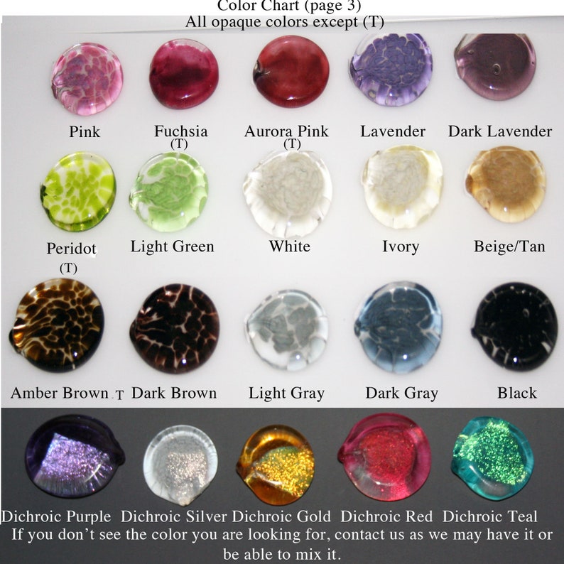 Puede incluir: Carta de colores que muestra 15 colores de vidrio diferentes, incluyendo rosa, fucsia, rosa aurora, lavanda, lavanda oscura, peridoto, verde claro, blanco, marfil, beige/marr&oacute;n, marr&oacute;n &aacute;mbar, marr&oacute;n oscuro, gris claro, gris oscuro y negro. La carta tambi&eacute;n incluye 5 colores dicroicos: morado, plata, oro, rojo y turquesa.