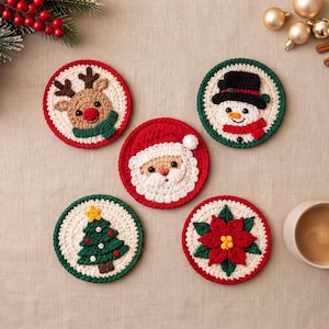 Könnte beinhalten: Fünf runde Häkeluntersetzer mit weihnachtlichen Motiven: ein Rentier mit roter Nase, ein Schneemann mit schwarzem Hut, ein Weihnachtsmann-Gesicht, ein grüner Weihnachtsbaum mit Kugeln und ein roter Weihnachtsstern, alle mit cremefarbener Mitte.
