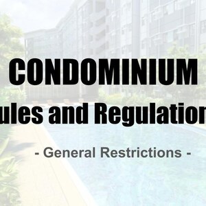 Könnte beinhalten: Ein Schild mit dem fetten schwarzen Text CONDOMINIUM Rules and Regulations und dem darunter zentrierten Untertitel - General Restrictions -. Der Hintergrund zeigt eine helle, halbtransparente Ansicht eines Swimmingpools und Gebäuden.