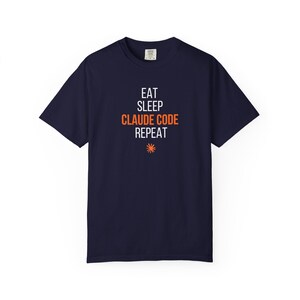 Camiseta con texto CLAUDE CODE / Camiseta blanca con logo minimalista naranja