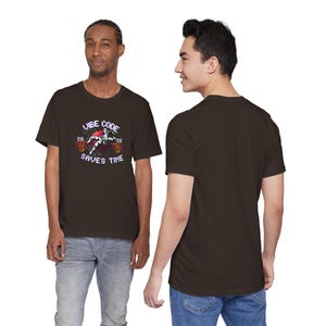 Vibe Code spart Zeit T-Shirt |  Retro Neon Tech Grafik