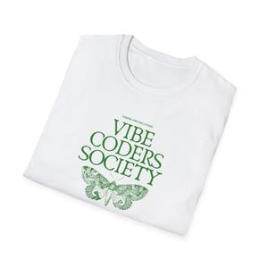 T-shirt Vibe Coders Society / Grafica con falena botanica, disponibile in diverse taglie e colori.