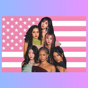 Può includere: Un gruppo di sei persone con acconciature e stili di moda diversi disposti in un gruppo. Sono posizionati su uno sfondo caratterizzato da un motivo a bandiera americana stilizzato in tonalità rosa e bianco, incorniciato da una sfumatura blu-rosa.