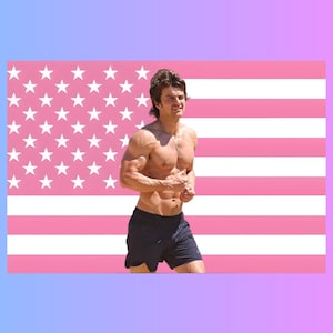 Op de afbeelding: Een persoon met donker haar die hardloopt in een zwarte sportbroek tegen een achtergrond met een gestileerd Amerikaans vlagpatroon met horizontale strepen en sterren in roze en witte tinten, omlijst door een blauwe en roze gradiëntrand.