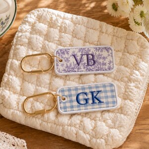 Anpassad monogram brudtärnenyckelring - Broderad tygväskeetikett, möhippa-gåva med guldspänne för väskor och nycklar bild 5