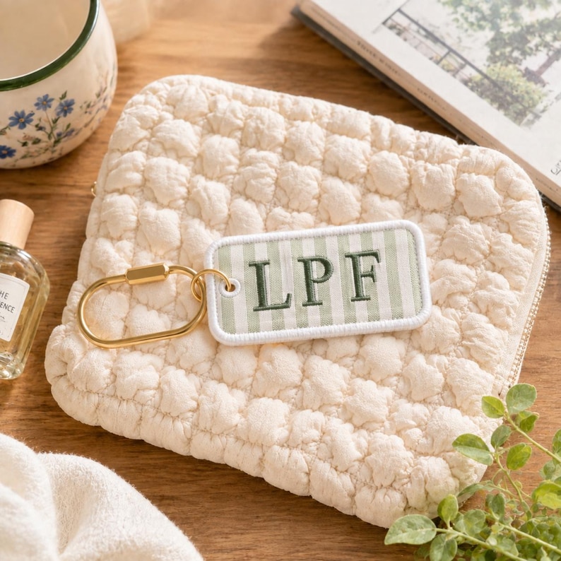 Anpassad monogram brudtärnenyckelring - Broderad tygväskeetikett, möhippa-gåva med guldspänne för väskor och nycklar bild 6