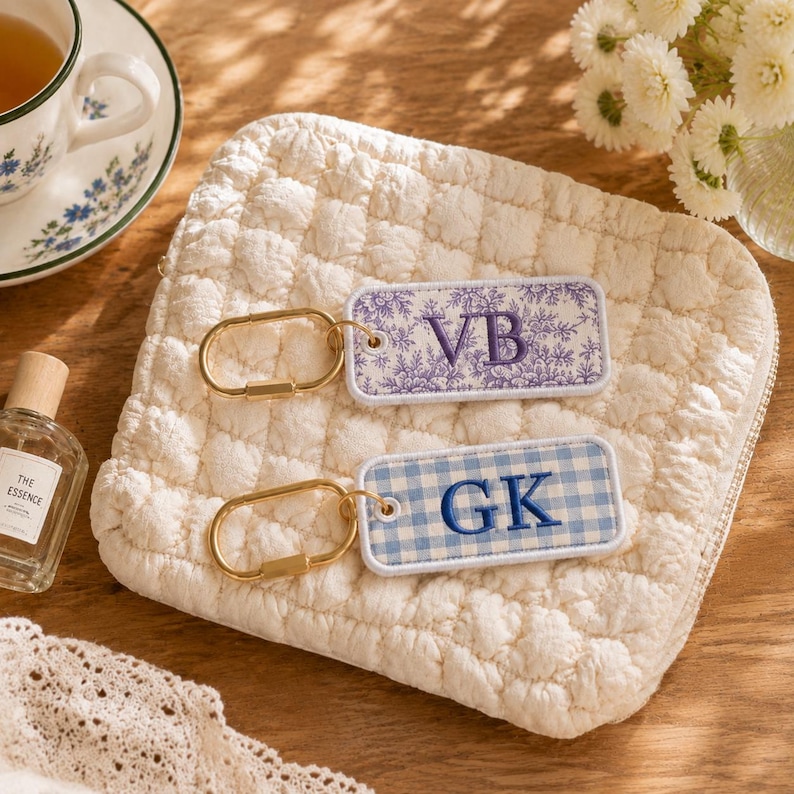 Anpassad monogram brudtärnenyckelring - Broderad tygväskeetikett, möhippa-gåva med guldspänne för väskor och nycklar bild 5