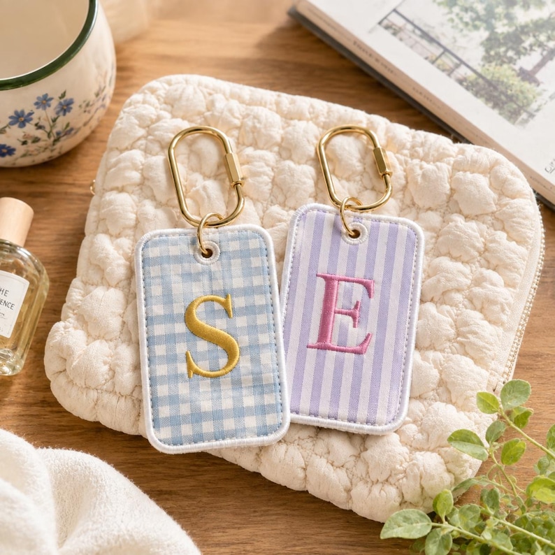 Anpassad monogram brudtärnenyckelring - Broderad tygväskeetikett, möhippa-gåva med guldspänne för väskor och nycklar bild 7