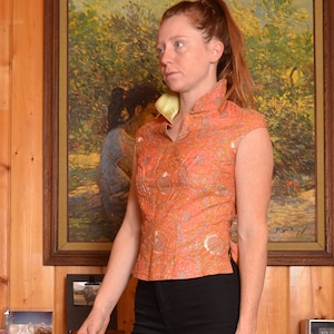 Jaren '90 kleine Mandarijnkraag oranje kapmouwblouse voorzien van bloemenpaisley Aziatisch overhemd dames goud geborduurd crop top bruiloft boho