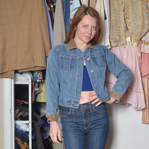 Y2k small Juniors denim jacket leopard print collar punk rock chetah girl No Boundaries light weight coat blue jean cropped cute 90s babe