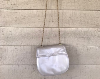 80s pearly white chain strap pocketbook purse womens fancy night out vintage accessories iridescent bag gold prom wedding party holiday boho