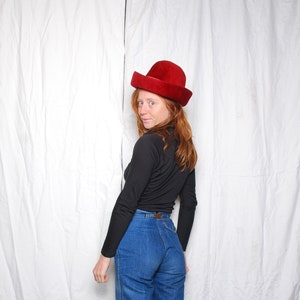 Jaren 1960 Made in Italy Marche wolhoed winter rode vacht als gevoeld ronde top hoge rand fancy dress party hoofddeksels bubble cap briljante Mod Twiggy