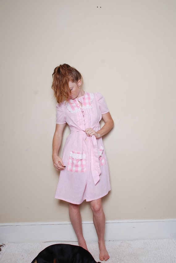 70s Small Smock Dress Pink Gingham Button Down Eyelet Ruffle Doll House Novelty Costume Cute Country Home Mother Pippi Boho Hippie Smock Hip