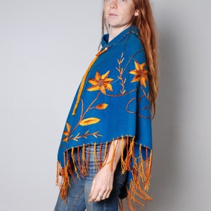 vintage années 80 bleu feutre poncho châle frange fleur brodée design orange jaune femmes vêtements vintage boho hippie hippie hippie sadapte à tous image 2