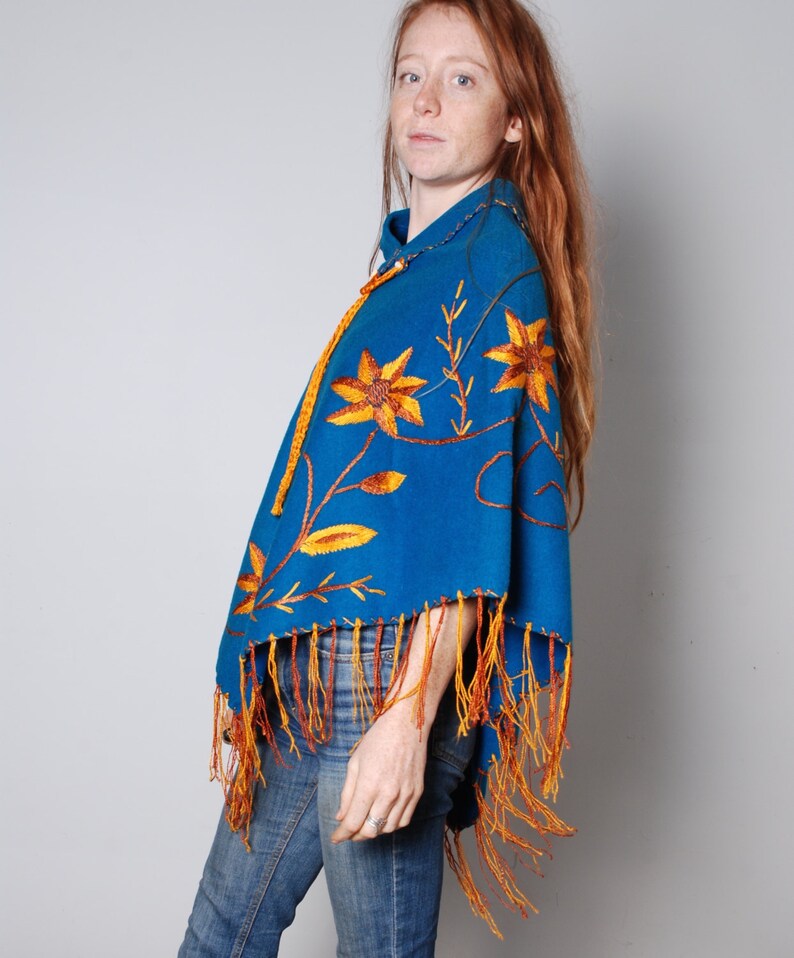 vintage années 80 bleu feutre poncho châle frange fleur brodée design orange jaune femmes vêtements vintage boho hippie hippie hippie sadapte à tous image 2