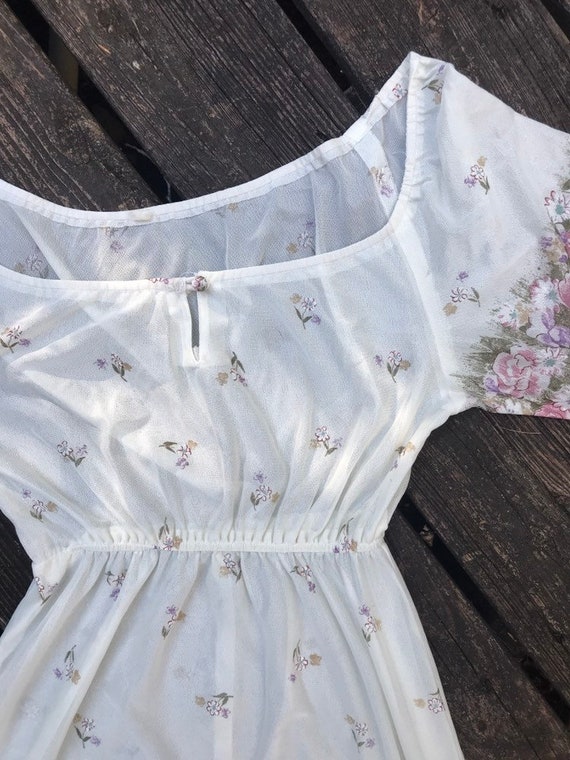 70s medium peasant dress white floral summer sund… - image 9