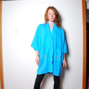 70s medium blue kimono robe embroidered lingerie house coat womens mens vintage clothing tree peace garden pockets dressing gown boho hippie