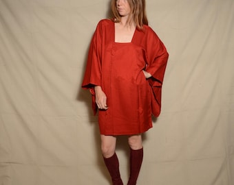 Vintage red snort kimono jacket dress shirt floral abstract design square neck button and ties Asian ethnic big sleeve elegant dressing gown