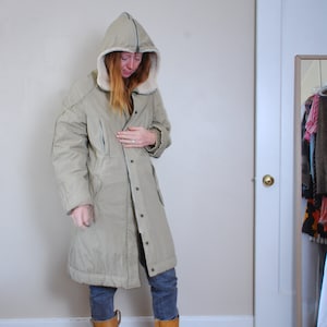 Cappotto parka invernale vintage con cappuccio designer militare marrone sherpa tasche foderate Marc Jacobs 00s y2k vintage moda donna medio grande