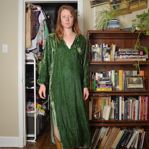 Vintage medium crushed velvet green tunic dress long skirt thrashed distressed etherial boho wedding evening long sleeve v neck romantic hip