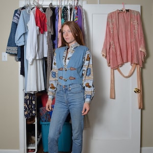 Jaren 80 kleine Roper western womens cropped denim met lange mouwen bested collard blouse boot rodeo paard show patchwork gewatteerde bruine schuur ranch boho