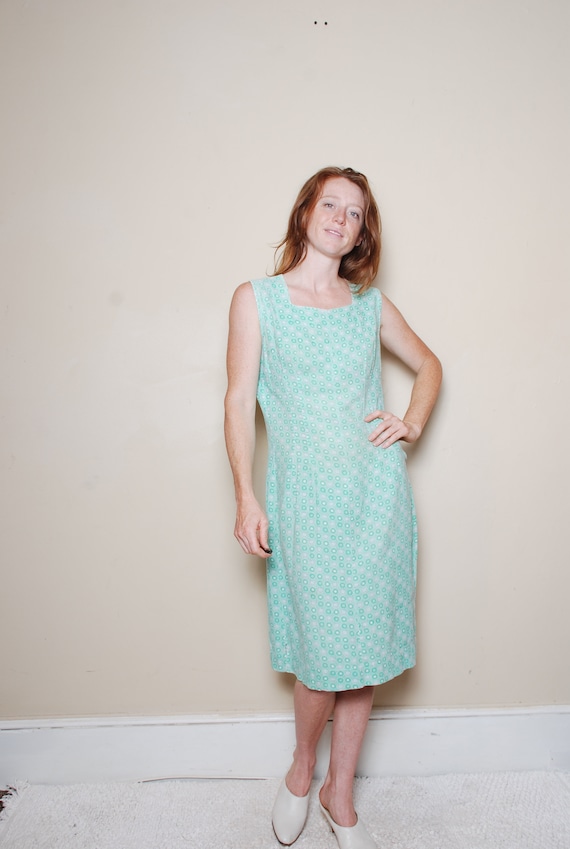 1950s medium green smock dress flower print allover soft lightweight cotton womens work sleeveless boho hippie summer darted fitted country 1950s medium green smock dress flower print allover soft lightweight cotton womens work sleeveless boho hippie summer darted fitted country