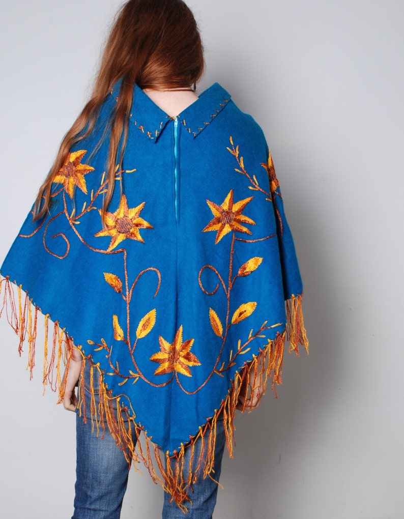 vintage années 80 bleu feutre poncho châle frange fleur brodée design orange jaune femmes vêtements vintage boho hippie hippie hippie sadapte à tous image 3