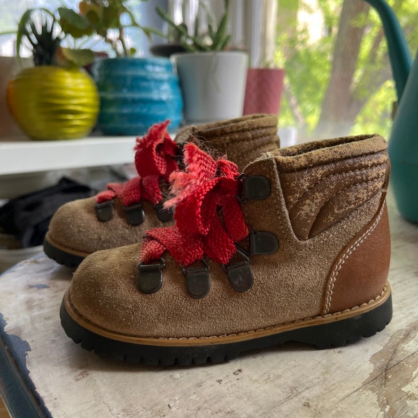 Vintage kid size 6 leather hiking boots Danner lace up round toe high ankle brown red distressed Peddler 80s 70s old school retro suede camp