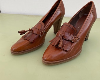 60s 7.5 m brown leather oxfords pointed toe high heel work dress shoes womens vintage Visemca tassel fringe stacked heel Spain hip holiday