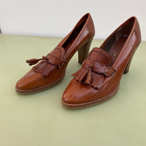 60s 7.5 m brown leather oxfords pointed toe high heel work dress shoes womens vintage Visemca tassel fringe stacked heel Spain hip holiday