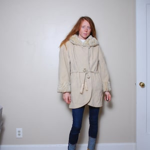 Vintage 70s 80s small cream button down animal print hooded winter coat women belted fashion boho hippie snow bunny caplet tiger stripe hip